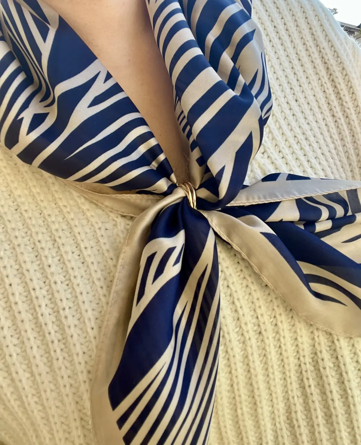 スカーフを添えて冬の首周りを華やかに♪の画像_3