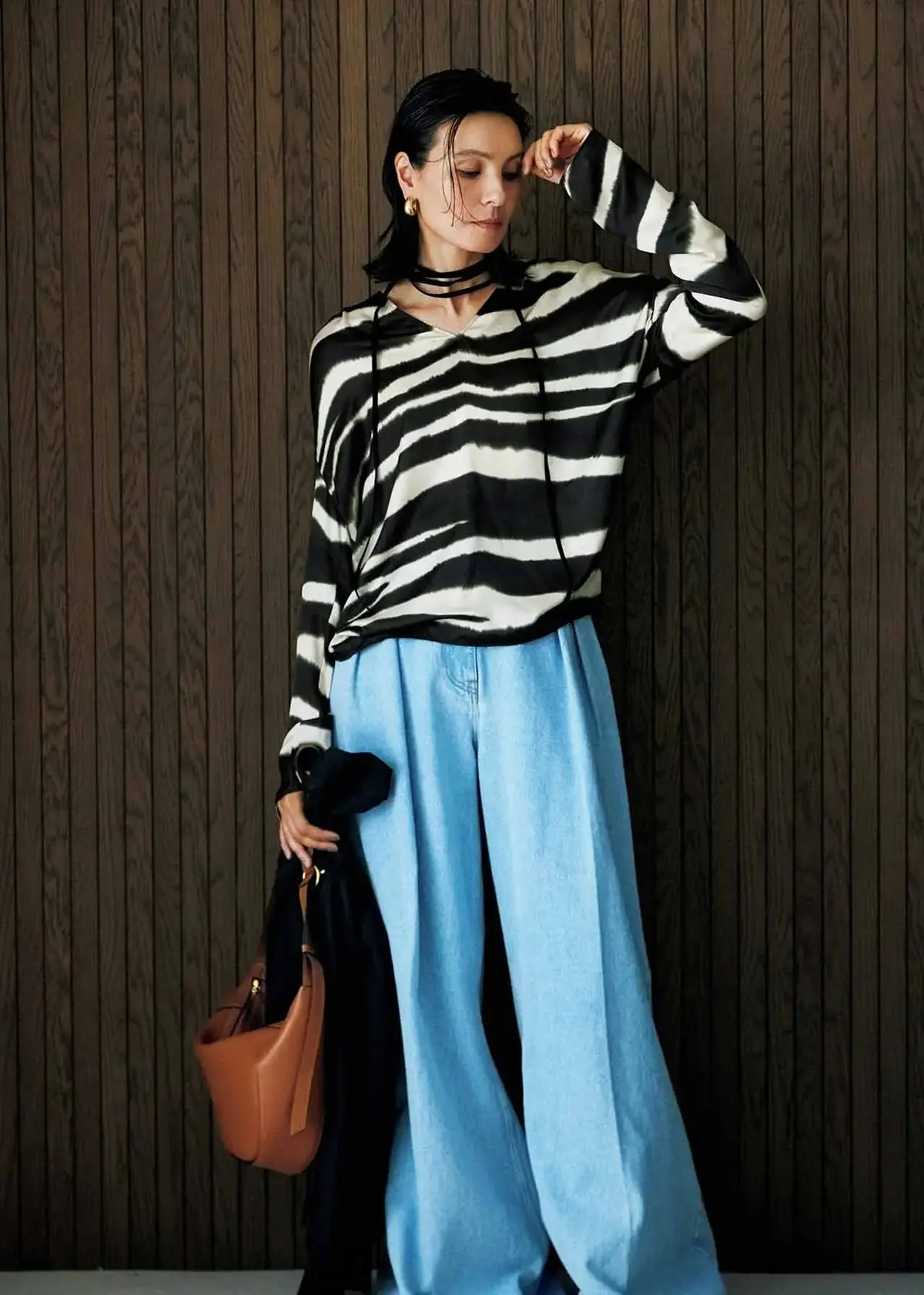 抽象画にも似たモダンなゼブラ柄。デニムでカジュアルダウンしてこなれたニュアンスに