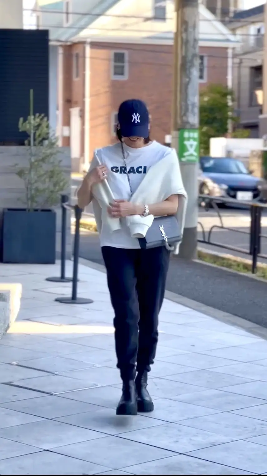 スウェットで春のカジュアルコーデの画像_4