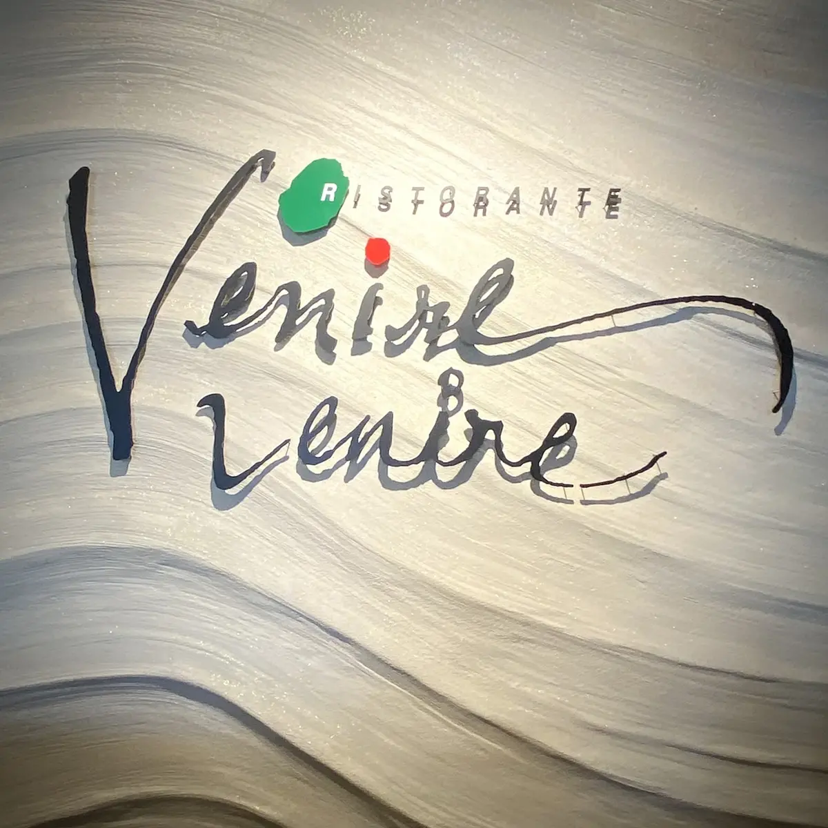 ベニーレベニレー ロゴ看板