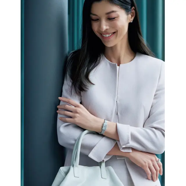 カルティエの時計「タンク アメリカン」を着用した生方ななえ