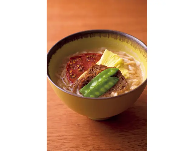 「精進びおらーめん（＂N.Y.からびおらへ＂）」￥1,980。 京都の『麩嘉』がNYに出店した『kajitsu』（今秋に閉店）からレシピを引き継いだ優しい味わい。カフェタイムのメニュー