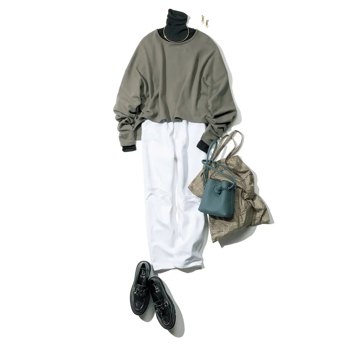 「薄手のタートルニットを重ねれば真冬まで！