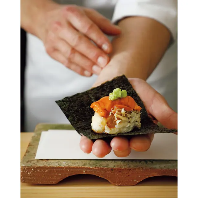 天ぷらは¥22,000のコースから。 のりに甘鯛の天ぷらとウニとわさびをのせて手巻きにされる天ぷら。 甘鯛は身だけに天ぷら衣をつけ、皮は鱗が立つ松皮揚げに