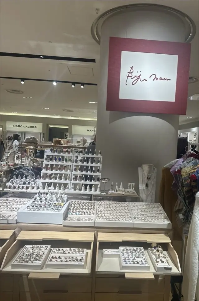 ブラックのドレスでお出かけスタイル。の画像_2