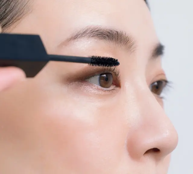 最初につけるのは毛先のみ。しっかりセパレートさせる