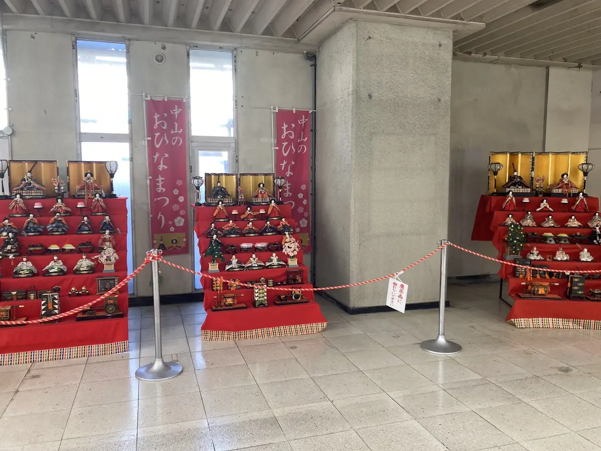 下総中山駅のひな人形