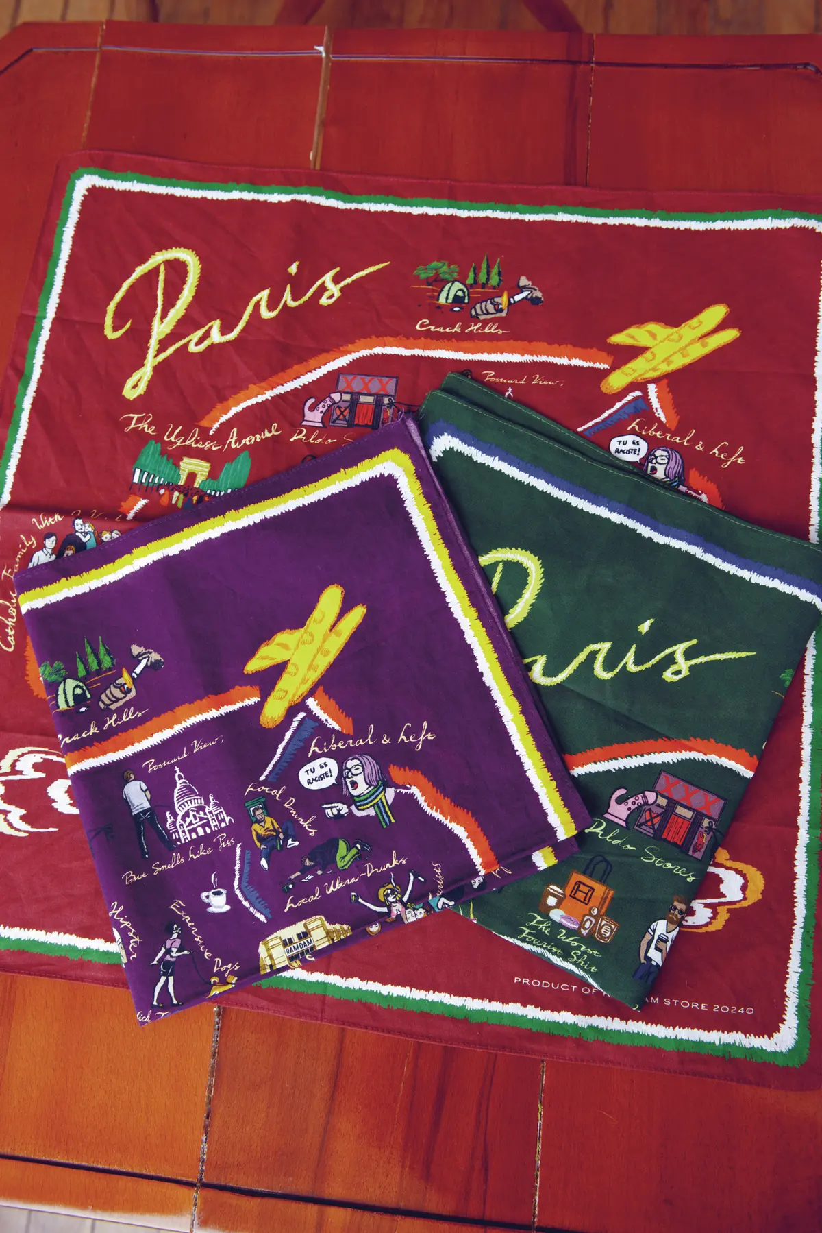 洒落がきいたデザインでパリの名所が描かれたオリジナルバンダ ナ（各€25）