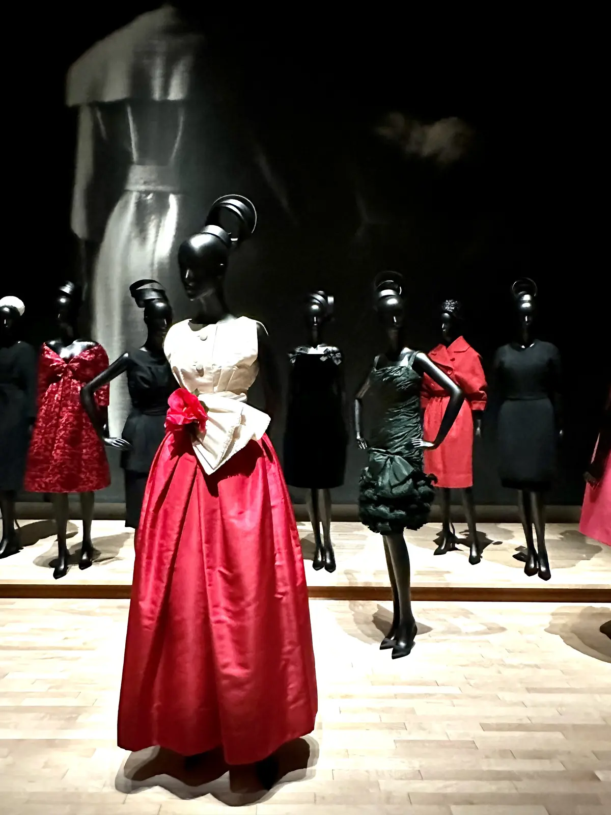 「クリスチャン・ディオール、夢のクチュリエ」イヴ・サンローランのデザイン