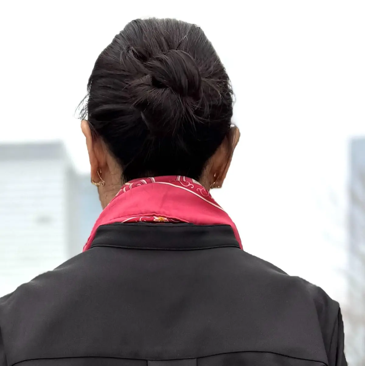 華組　松ヶ崎由紀子さん　スカーフ　髪型　シニヨン　ヘアスタイル　50代