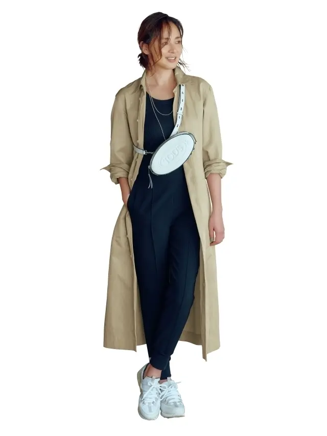 シャツならではの端正さでスポーティな着こなしを都会的に