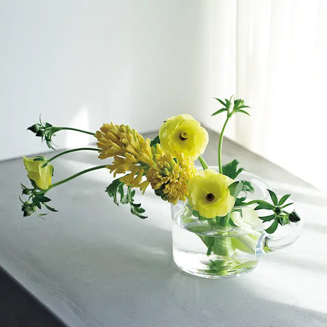 小花が縦に連なりボリュームがあるヒヤシンスを、広口で安定感があるピッチャーへ。