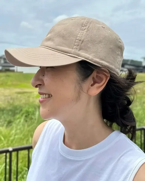 キャップを上品に、ヘルシーに。毛束が華やかなワザありシニヨン