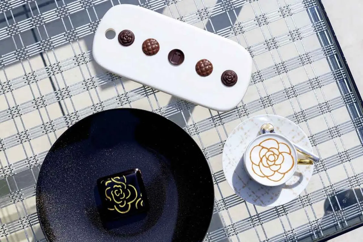 「ベージュ アラン・ デュカス 東京」のシグネチャーデザート 「カレ・シャネル」とショコラ、ドリン クのセット￥4,700。