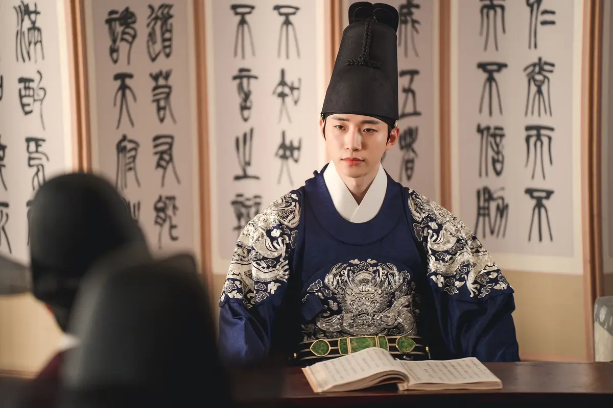 赤い袖先　ジュノ