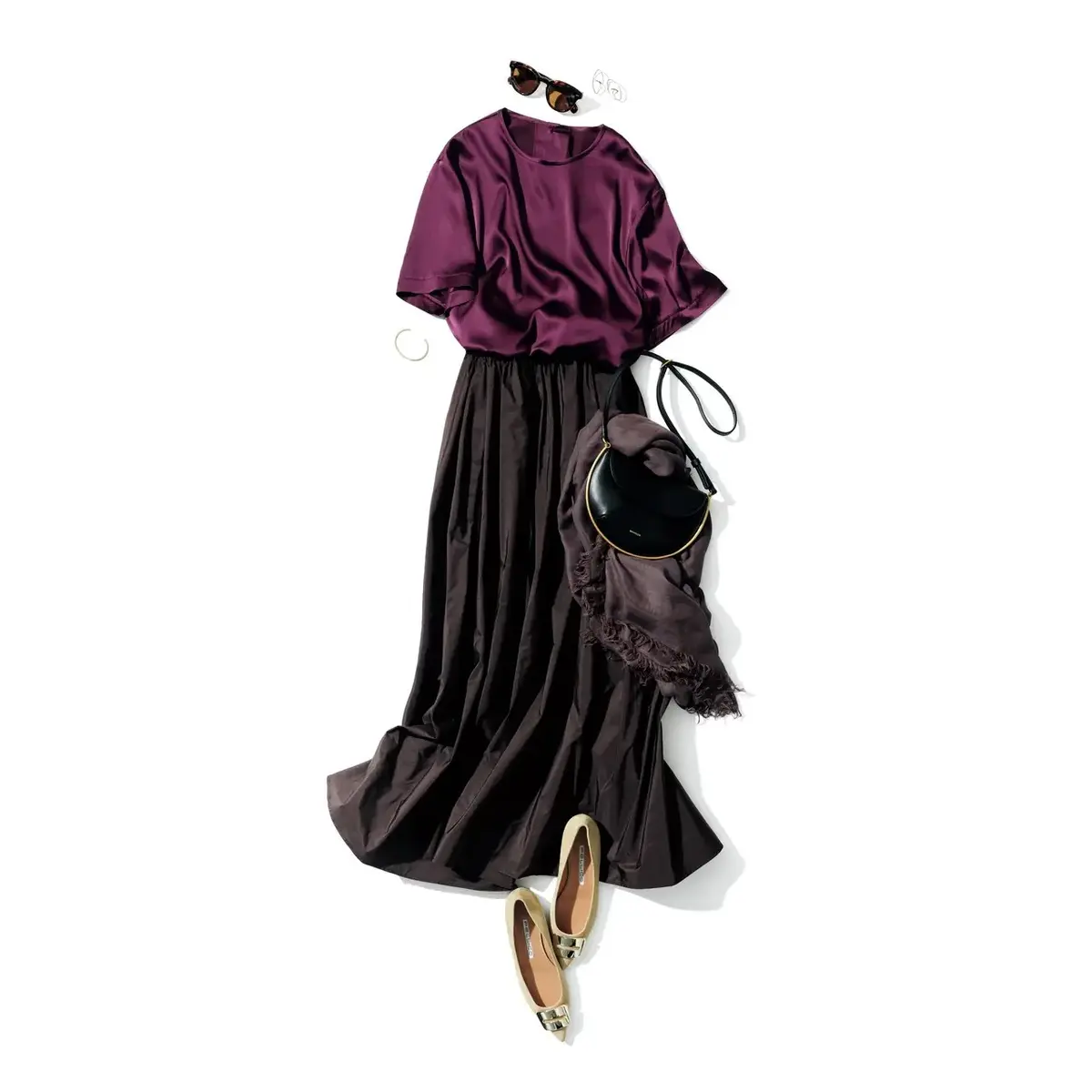 しっとりした秋のムード漂うブラウン×ボルドーの配色で上品さと色気を演出。最高気温27℃｜9/21(日)【50代の毎日コーデ】