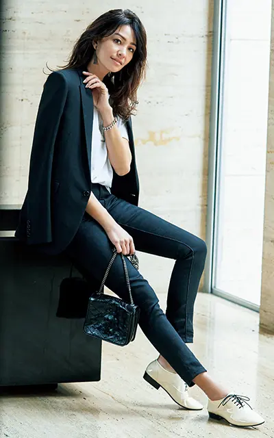 バニラ色のレースアップシューズで上品にたたずむRINAさん