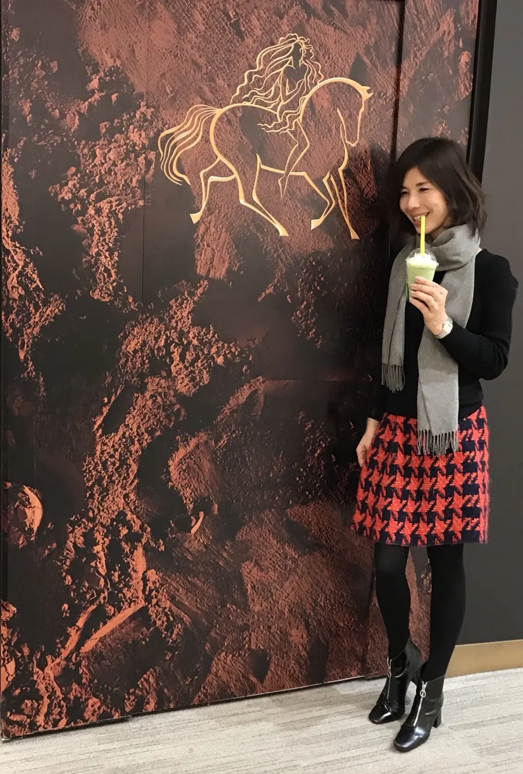 ブラックコーディネートの差し色は赤での画像_3