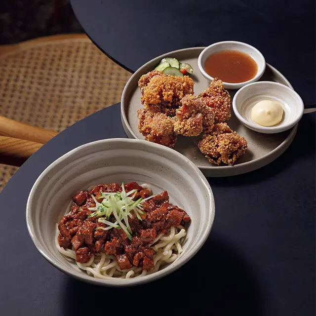 烏龍茶と梅で味つけした唐揚げ「烏龍梅子炸鶏（ウーロンメイズザージー）」NTD280、お酒に合うちょうどいい味つけの自家製炸醤麵（ザージャンミェン）NTD280