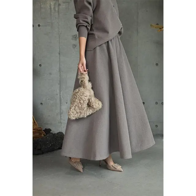 シックなグレージュのワントーンスタイルに、かわいらしいファーのバッグで遊び心もプラスして。