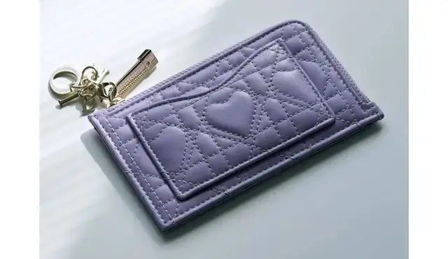 「カナージュ」模様に隠れたハートが大人の乙女心をくすぐる。ロマンチックなすみれ色もエレガント。