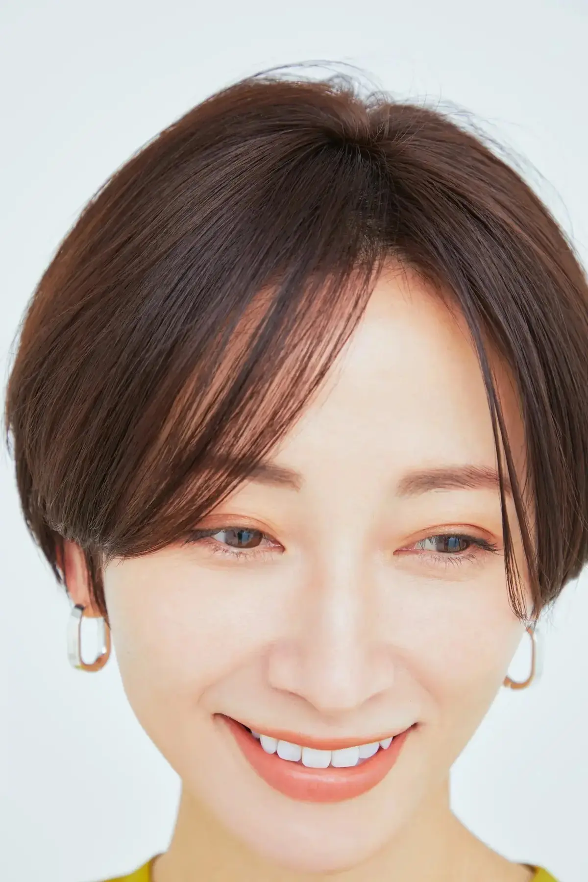 伸びかけの白髪カバーやボリューム出しに効果大！いいところづくしのハンサムショート【50代髪型・ヘアスタイル】 トップの分け目をずらすのはもちろん、前髪の毛流れがぺたっとならず、内から外へなだらかな曲線を描くようにカットされているのも特筆ポイント！　