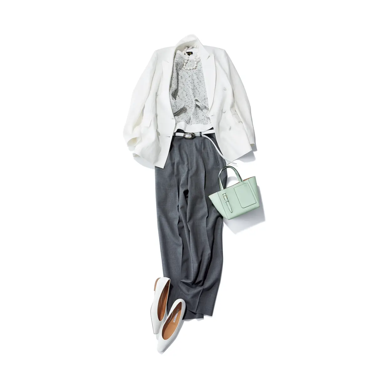 白ジャケットとダークグレーパンツのコーデ