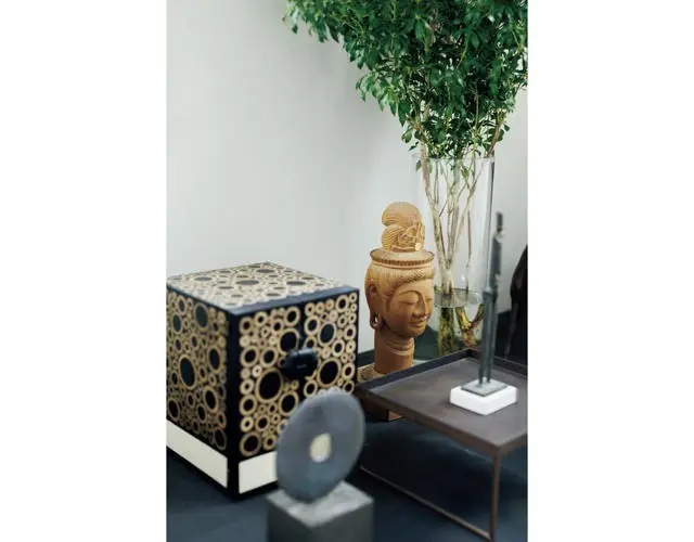 マドリッドから持ち帰った塑像を内田鋼一氏の箱膳の上に。