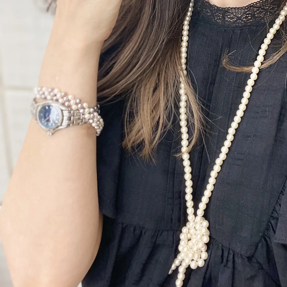 アクセサリーは母からのいただき物のパールネックレス