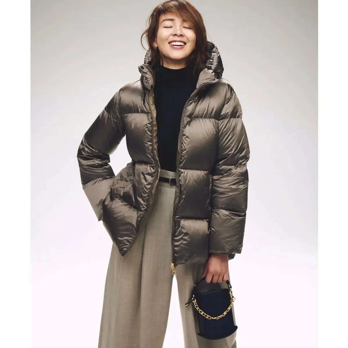 ゴールドブラウンのダウンジャケットの美しい光沢感が、新年のスタートを盛り上げる。気温10℃