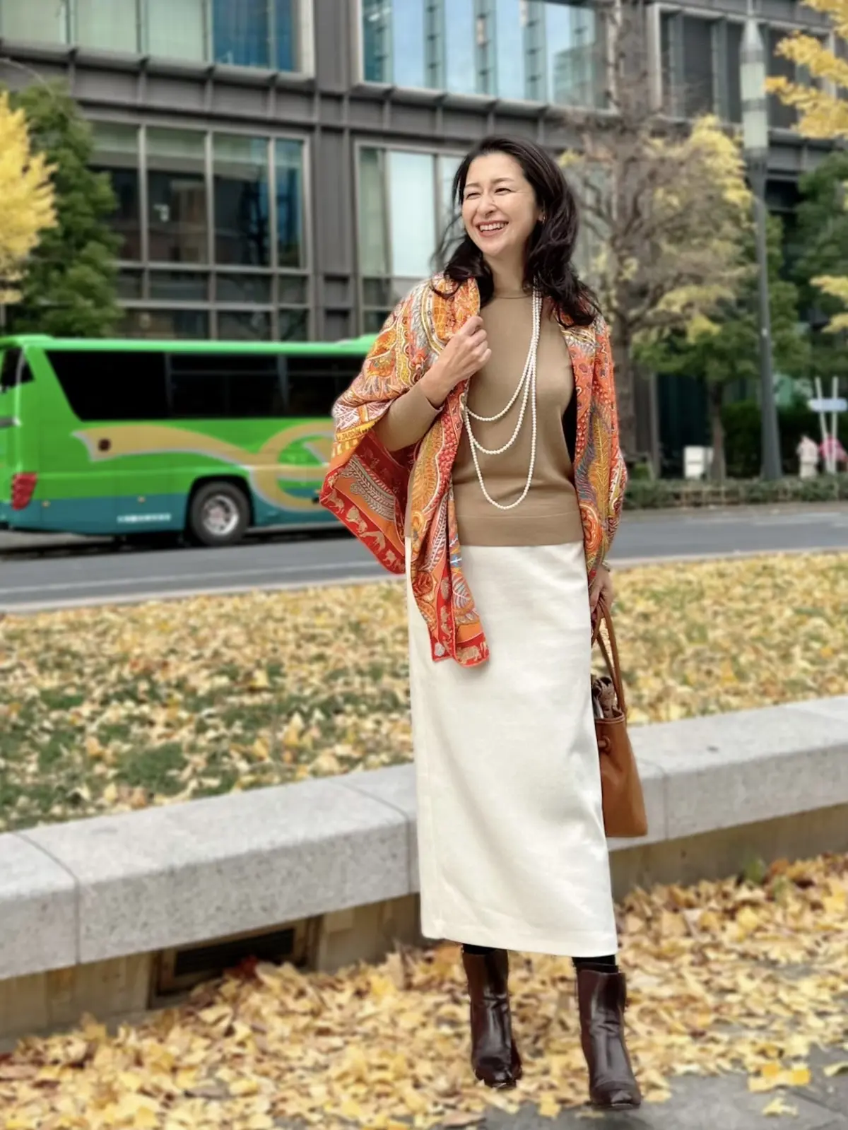 ユニクロ　ベージュニット、白のタイトスカート、薄手スカーフ柄ストール、キャメルのバッグ、茶のショートブーツ