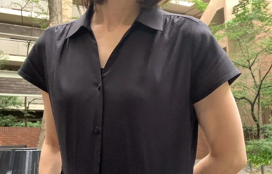 GUティアードワンピース 黒ワンピース　ワンピースコーデ ジレコーデ　アラフィフファッション　プチプラコーデ　ユニクロ シアーカーディガン