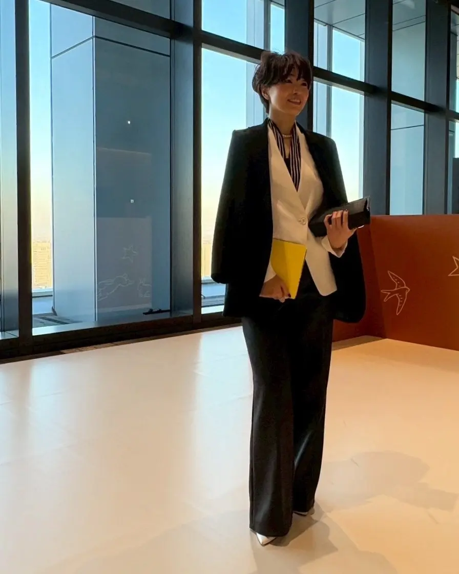 ソワレスタイルはスカーフと深紅のネイルでの画像_4