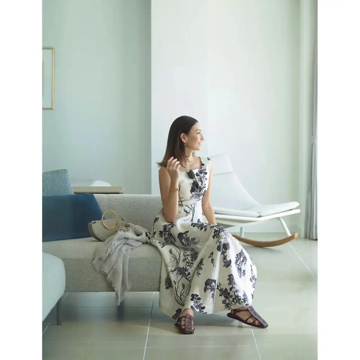 優雅な花柄ドレスは、カジュアルなフラットサンダルでリゾート気分な装いに。