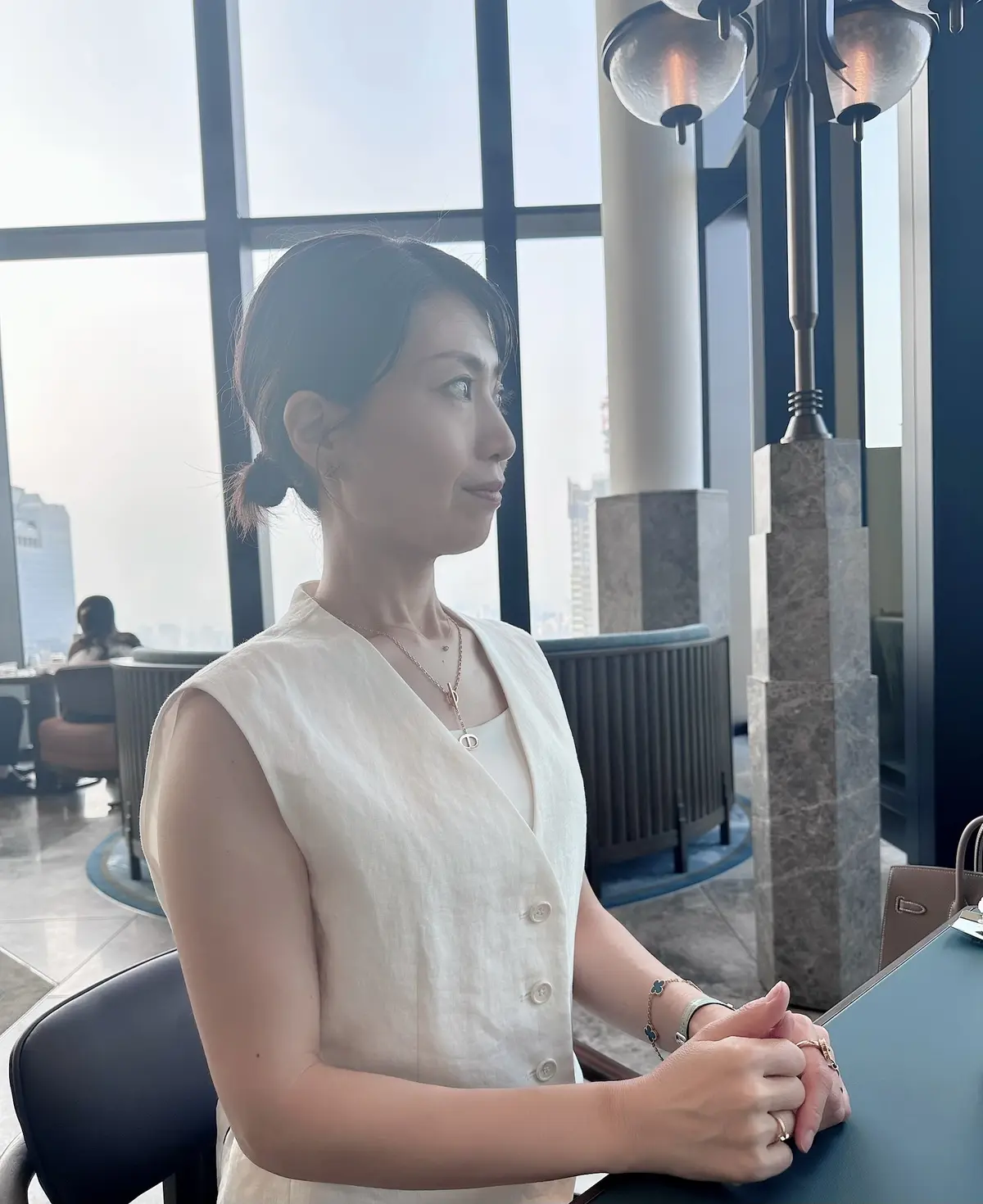 ブラウンプリーツスカートコーデでホテルラの画像_6