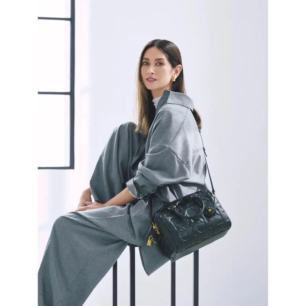 ゆったり着られるグレーのセットアップは、黒のレザーバッグの重厚感で引き締める。気温19℃