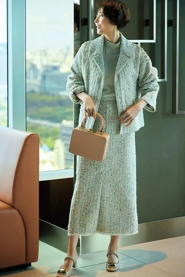 【50代の同窓会おしゃれQ&A】フォーマルかつ華やかな雰囲気が欲しいなら、上質ツイードスーツをチョイス