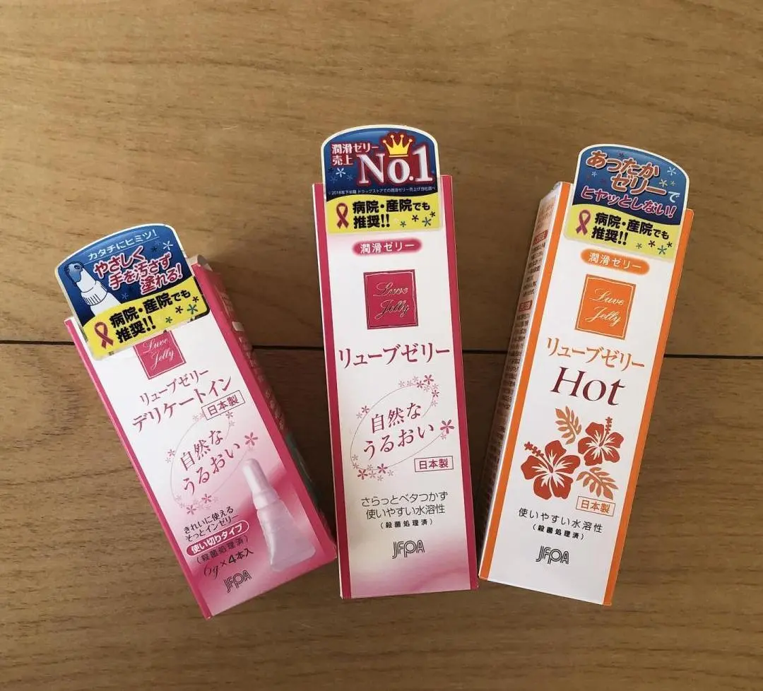 OurAge×Webエクラ　【潤滑ゼリーの一例。ドラッグストアやネットで手軽に購入でき、個包装になっている使いきりタイプ（写真左）や肌にのせたときひやっとしない温感タイプ（写真右）も】