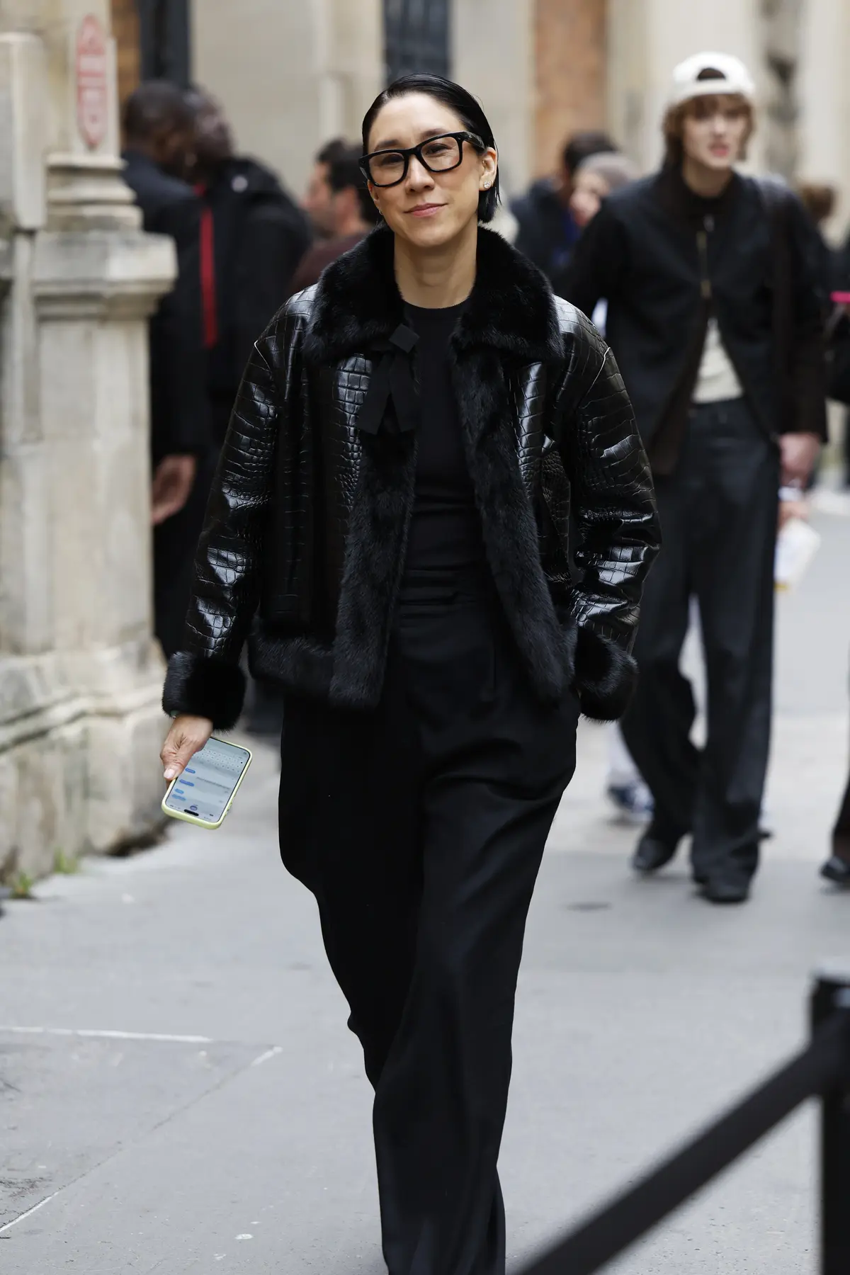 ファッションスナップ　ブラックレザー　ジャケット　黒コーデ