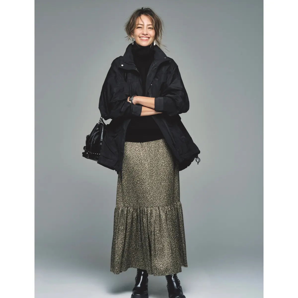 黒マウンテンパーカとマイクロレオパード柄スカートのコーデ　モデル・RINA