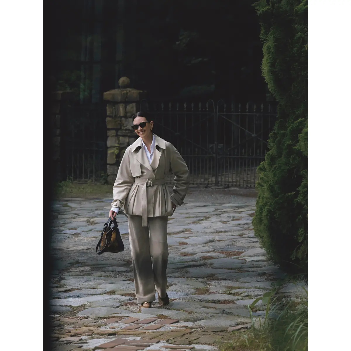 ベージュミドル丈トレンチコートに白シャツとベージュパンツを合わせたコーディネート　モデル・RINA