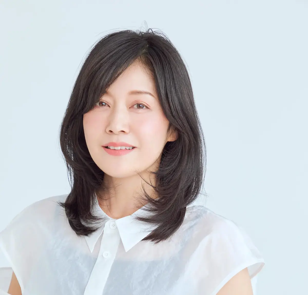 産毛とおくれ毛を生かして奥行きのあるセミロングに【50代髪型・ヘアスタイル】