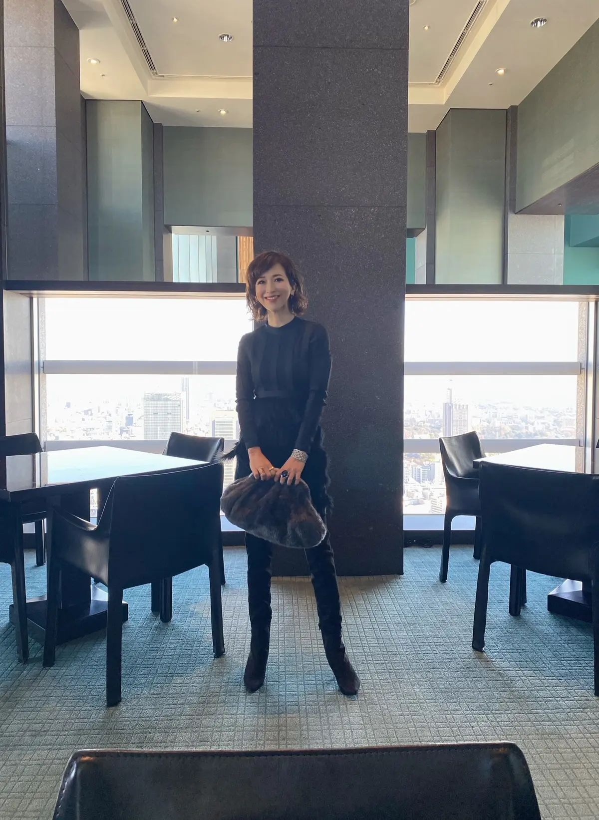 ブラックコーデで「パークハイアット東京」の画像_9