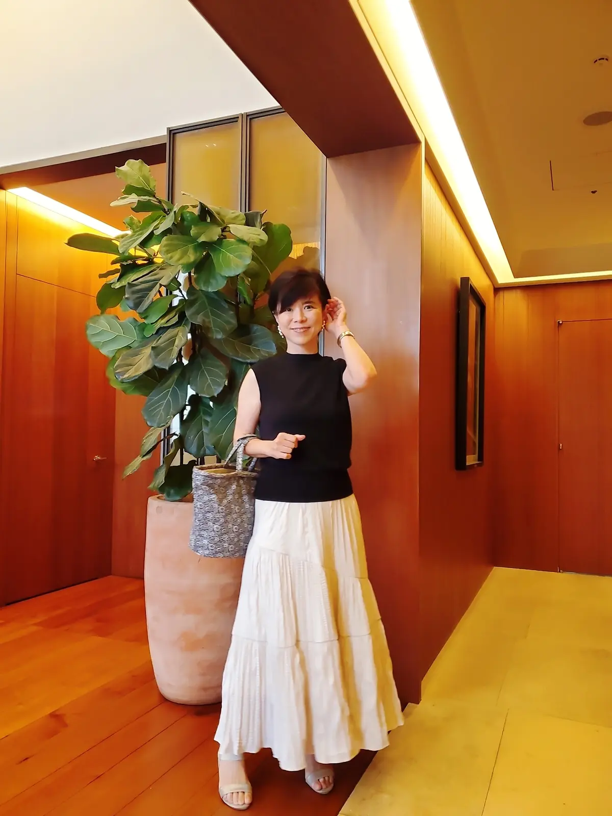 黒のノースリニットは何枚あっても重宝します。