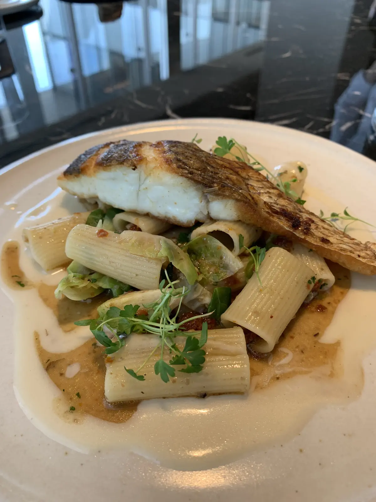 メイン料理の白身魚とパスタ