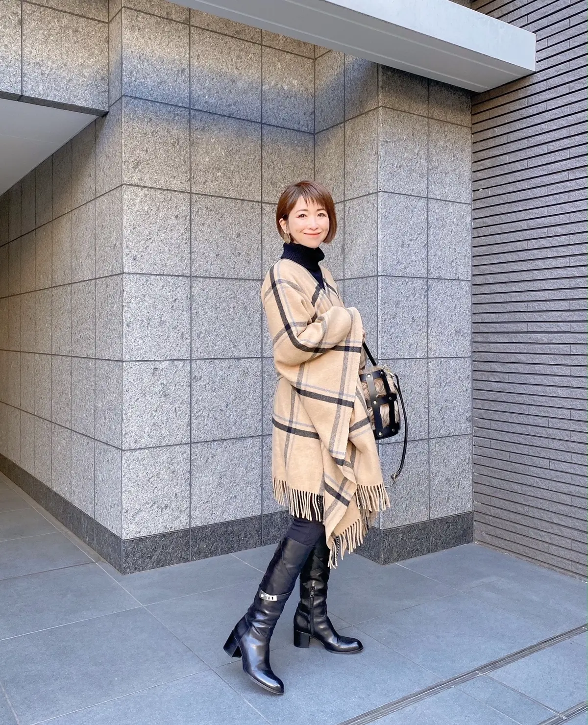 チェック柄マントでリラックススタイルの画像_5