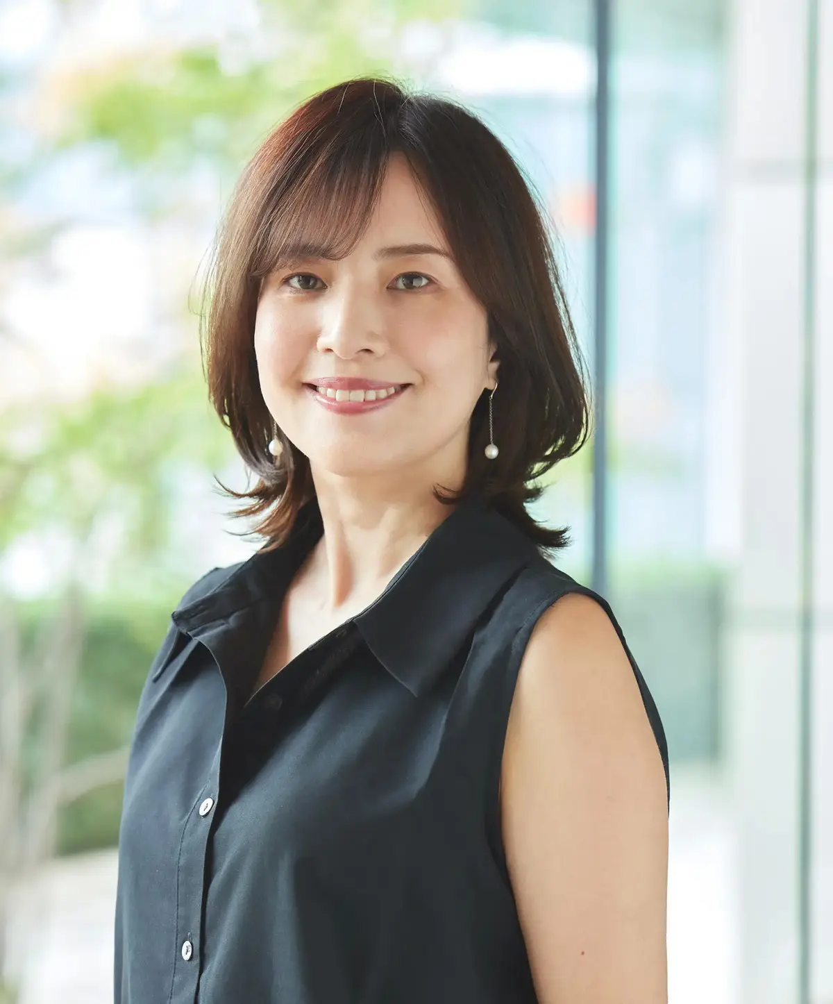 小顔印象もかなう！50代から増える"うねり"を生かしたくびれミディアムヘア【50代髪型・ヘアスタイル】