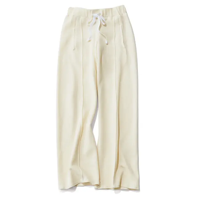 “冬コーデが元気に見えるオフ白パンツ。体型カバー力も譲れません！”