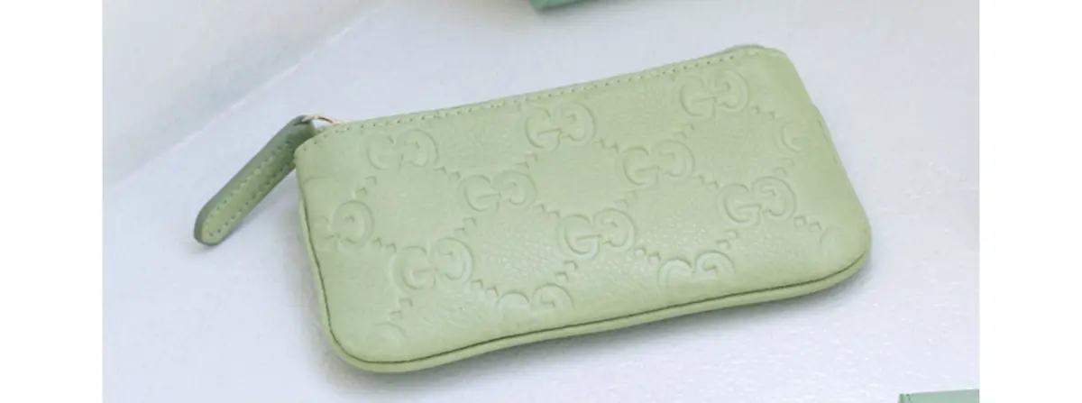 パターンのエンボスをあしらったミニマムなデザインを甘いミントカラーで彩って。 小銭入れ1、キーリング1。キーケース（7.5×13×0.5）￥61,600／グッチ クライ アントサービス（グッチ） 年末