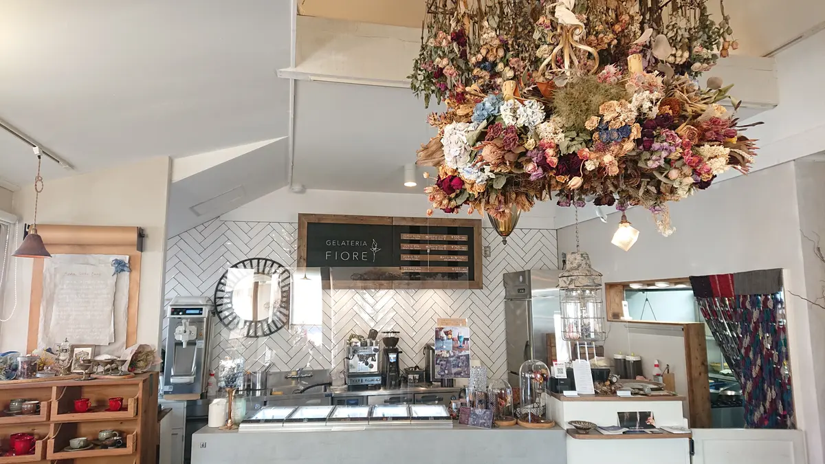 Gelateria FIORE（ジェラテリア フィオレ）さん　店内です。正面にはイタリア製のジェラートショーケースが。